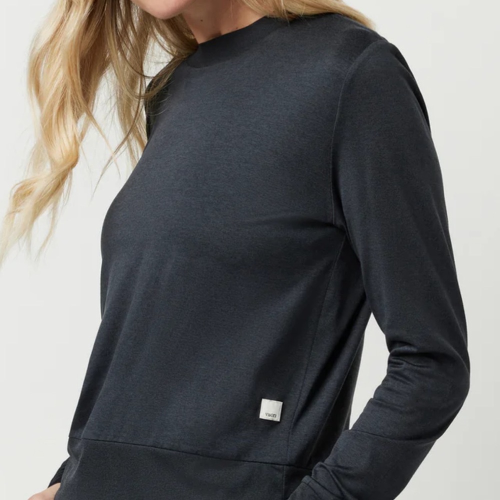 Vuori Women's Long Sleeve Crew Top in Charcoal